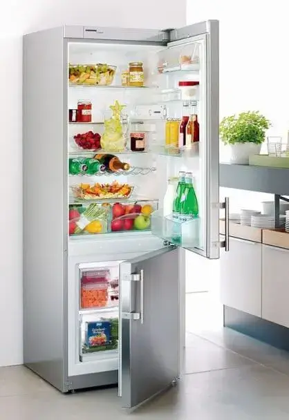Современный холодильник с низким расположением морозильной камеры